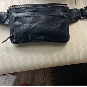 Spike & sparrow blk cross body bag